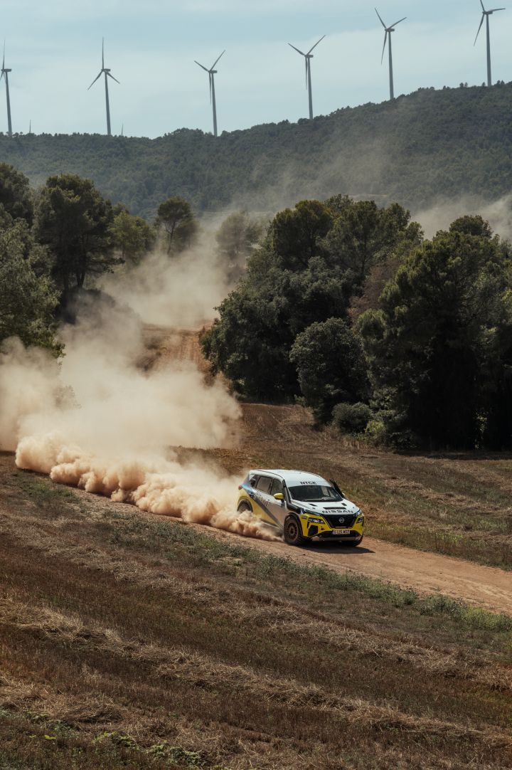 Auf einer sandigen Landstraße fährt der Nissan X‑Trail Rennwagens während der Baja Aragon Rallye 2024 und zieht eine lange Staubfahne hinter sich her