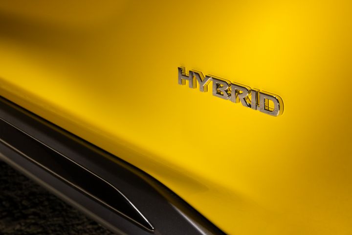 Detailansicht Heck gelber Nissan Juke mit Modellschriftzug Hybrid