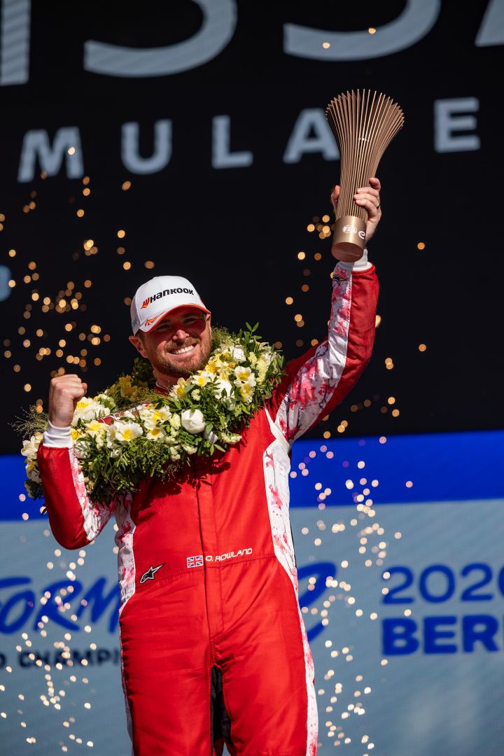 Oliver Rowland hält nach seinem dritten Platz auf dem Podium des Berlin E-Prix seine Trophäe in die Höhe