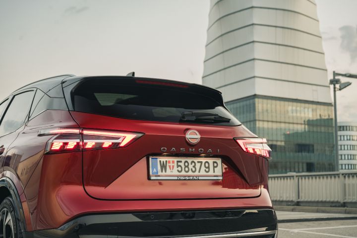 Detailansicht der Heckpartie des Nissan Qashqai in Fuji Sunset Red