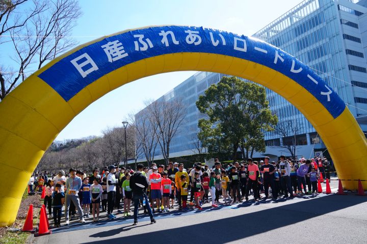 日産テクニカルセンターでスタートを切る、各ランナーと伴走者たち(斜めアングル）