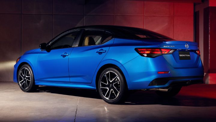 Nissan Sentra bitono negro con azul de costado