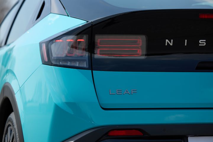 Zbliżenie tylnej lampy holograficznej 3D i klamki tylnych drzwi zupełnie nowego Nissana LEAF.