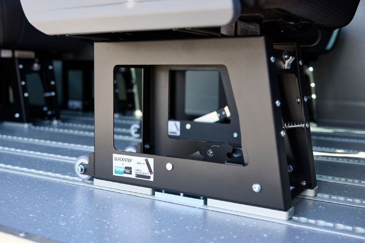 Detailaufnahme der Haltevorrichtung, mit denen die Einzelsitze im Nissan Interstar-e mit MobiTEC Ausbau am Boden befestigt sind