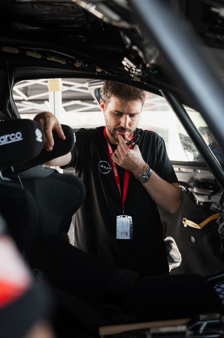 Ein Nissan Ingenieur inspiziert den Innenraum des Nissan X‑Trail Rennwagens während der Baja Aragon Rallye 2024
