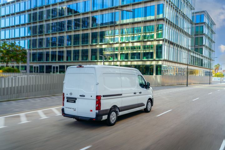 Nissan Interstar skråt bag fra
