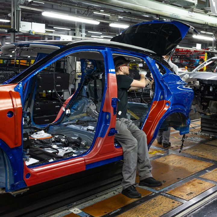 A Qashqai e‑POWER model being assembled on the trim line at Nissan Sunderland Plant.