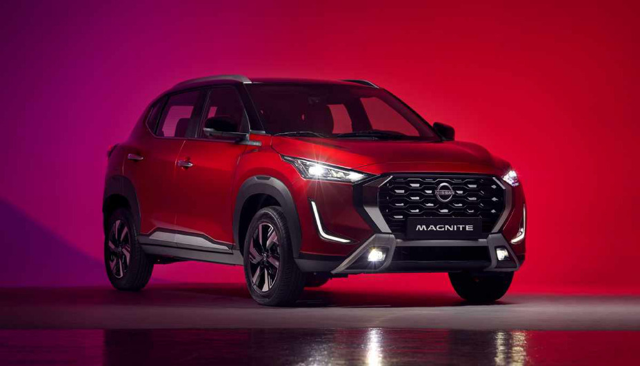Nissan Magnite rojo de perfil.