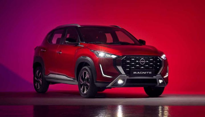 Nissan Magnite rojo de perfil.