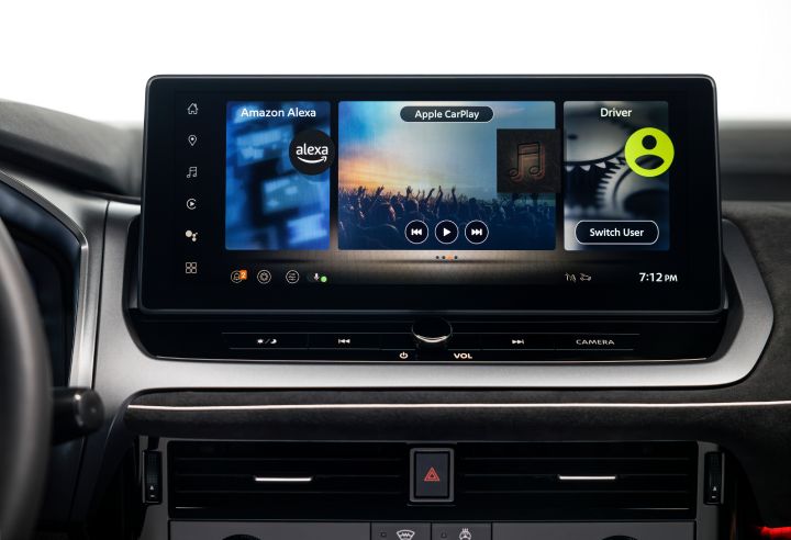 Gros plan écran central Nissan Qashqai avec applications AppleCarPlay et Amazon Alexa
