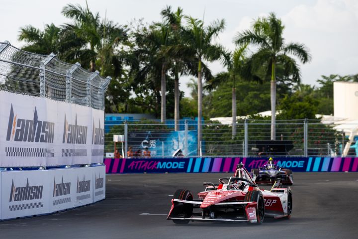Norman Nato im Nissan Formel E Rennwagen mit der Startnummer 23, hinter ihm sind die „Attack Mode“-Schilder zu sehen.