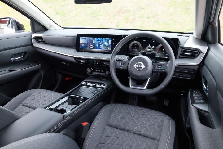 キックスのインテリア全体。右ハンドルの運転席を中心に、ステアリング、横長ディスプレイ、センターコンソールが左から右に広がる構図。