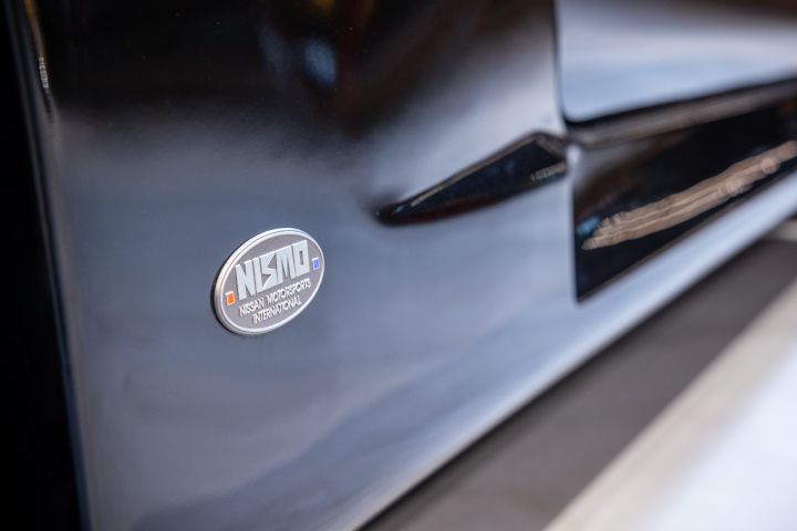 黒のNISMO 270Rの下部パネルにあるNISMOバッジのクローズアップ