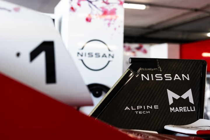 Imagem da asa traseira de um carro de Fórmula E da Nissan que mostra o nome da Alpine Tech