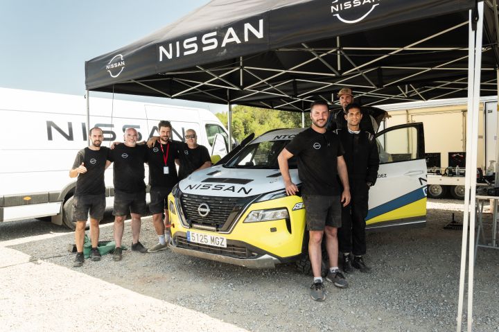 Das Nissan Team steht am X‑Trail Rennwagen bei der Baja Aragon Rallye 2024, von links nach rechts sind es Pedro Polo, Francisco Valverde, Xavier Regidor, Jordi Fernandez, Jonatan Gijon, Cesar Fernandez und Miquel Sasot