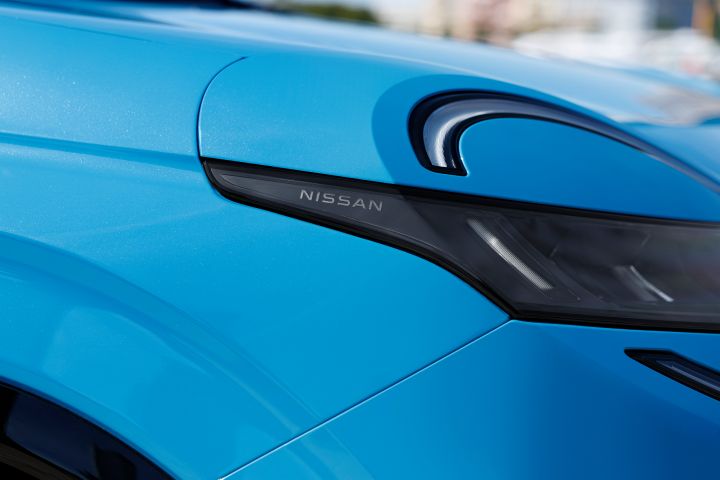Detailansicht des Nissan Logos am Scheinwerfer des neuen Nissan Micra