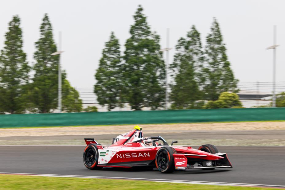 Norman Nato, en course, au volant de sa monoplace N°17