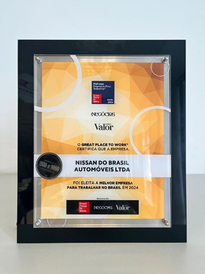 Placa amarela com fundo branco com a informação de que a Nissan foi eleita “a melhor empresa para trabalhar em 2024”