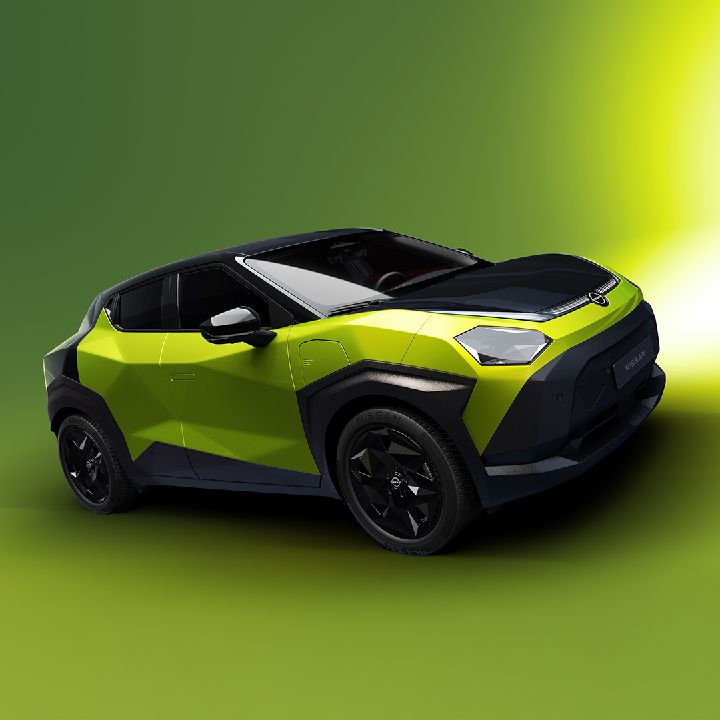 Ny JUKE EV, ¾ for fra på en gul baggrund