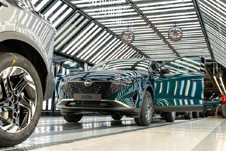 Mehrere Qashqai E‑POWER stehen in einer Fertigungsstraße.