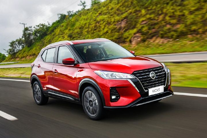 Nissan Kicks rojo manejando hacia la derecha