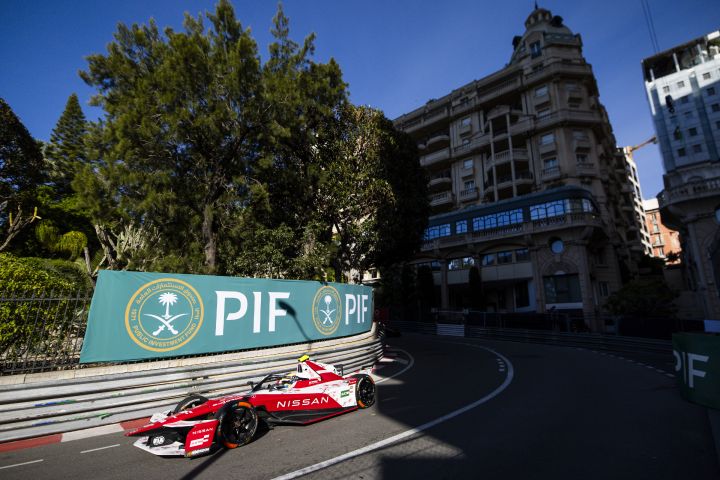 Norman Nato in seinem Nissan Formel E Rennwagen auf der Rennstrecke in Monaco