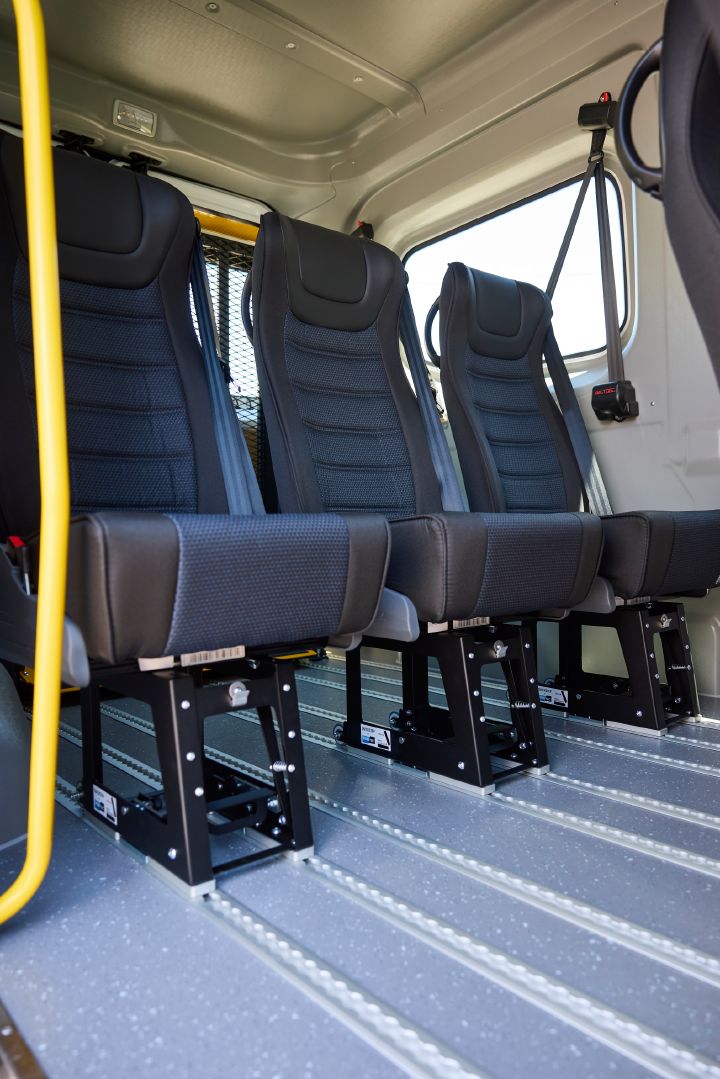 Blick auf die dritte Sitzreihe im Nissan Interstar-e mit MobiTEC Ausbau, die Einzelsitze sind auf Schienen befestigt und verschiebbar