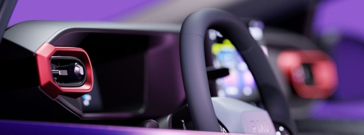 Blad met automotive conceptschetsen van futuristische auto-ontwerpen, gezien van voren, opzij, van achteren en in driekwartaanzicht. Paarse en zwarte voertuigen hebben witte draadmodelcontouren, schaakbordaccenten, aerodynamisch koetswerk, extra grote wielen en opvallende gestileerde belettering op een zwarte achtergrond.