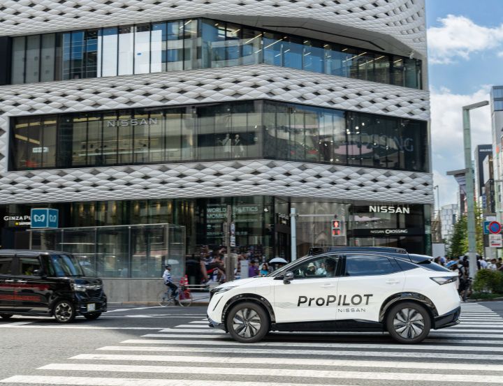 Véhicule test Nissan Ariya équipé de la prochaine génération de ProPILOT dans les rues de Tokyo