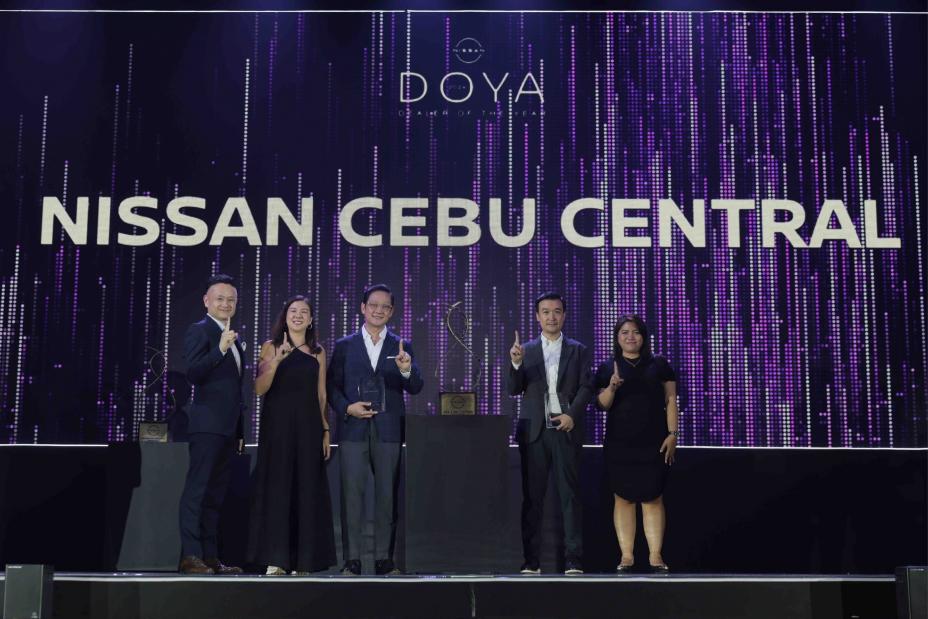 A photo Nissan Philippines Yasuhisa Masuda with Nissan Cebu Central dealer receiving the Nissan Global Award on stage