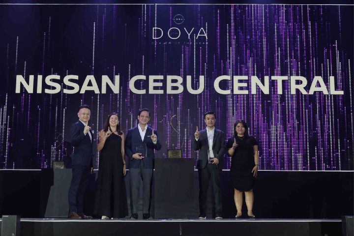 A photo Nissan Philippines Yasuhisa Masuda with Nissan Cebu Central dealer receiving the Nissan Global Award on stage
