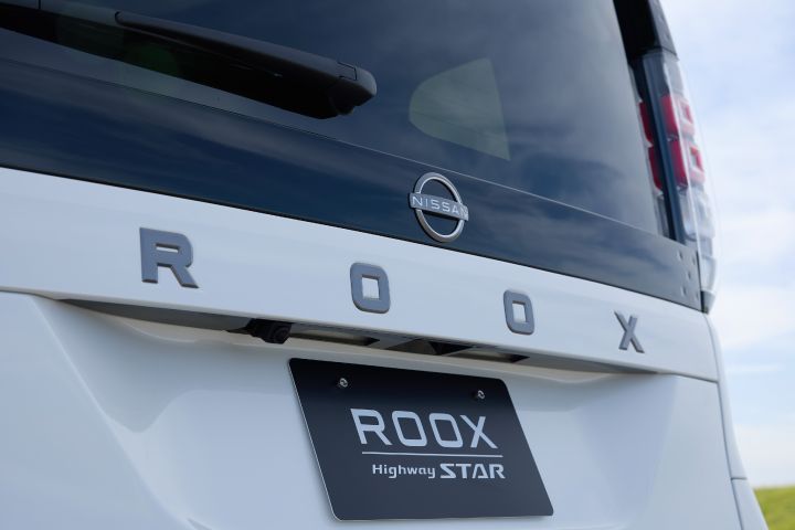 The back door of the new Nissan Roox kei car is fitted with a dedicated backdoor ornament, serving as a stylish accent that enhances the rear appearance of the vehicle.