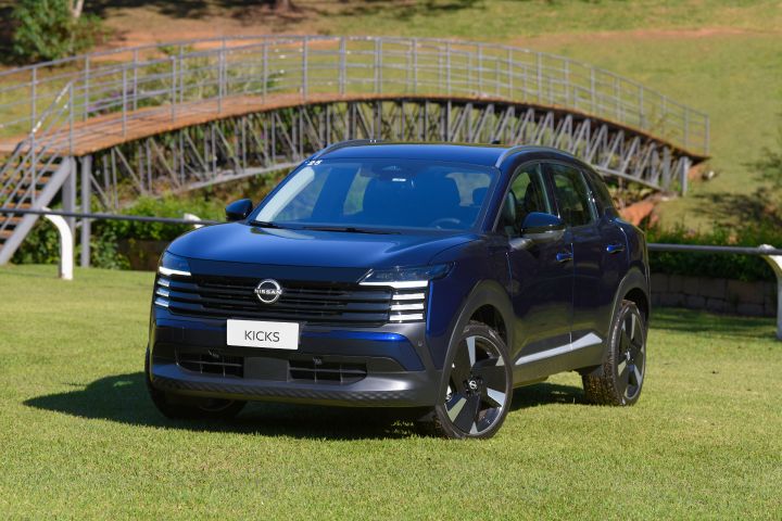 Novo Nissan Kicks na versão Exclusive, pintado na cor azul, aparece de frente com uma ponte ao fundo