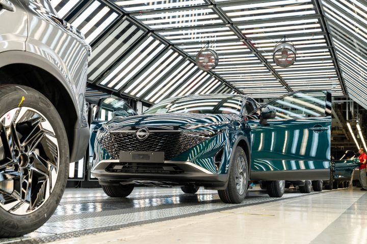 Nissan Qashqai em tom azul esverdeado escuro em linha de montagem
