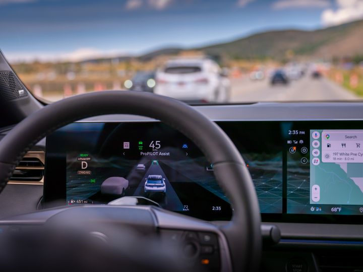 強化版ProPILOT Assistを搭載。車線中央維持支援の滑らかさを高めるとともに、カーブでの走行性能や高速道路走行時の自然な操作感を向上させている。