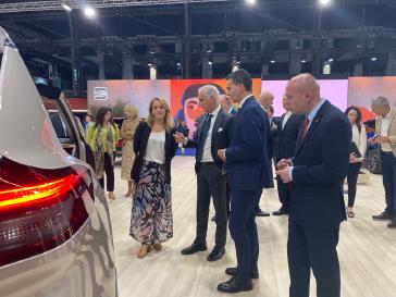 La Ministra de Transportes, Raquel Sánchez y el Ministro de Industria, Héctor Gómez, visitan el stand de Nissan en el Automobile Barcelona