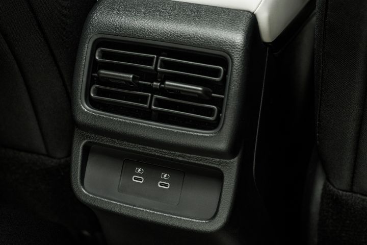 Detailaufnahme der Lüftungsdüsen vor den Rücksitzen im Interieur des neuen Nissan LEAF