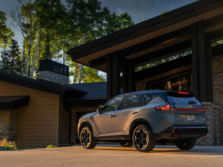 大胆なボディプロポーションと上質なディテール、力強いスタンスを備えた新型日産ローグ ハイブリッド プラチナム。日産のベストセラーSUVに新たなレベルの洗練をもたらしている。