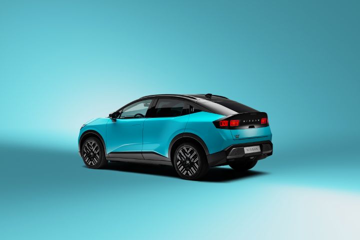 Vue arrière 7/8 de la nouvelle Nissan LEAF en bleu turquoise sur un fond de studio également bleu turquoise.
