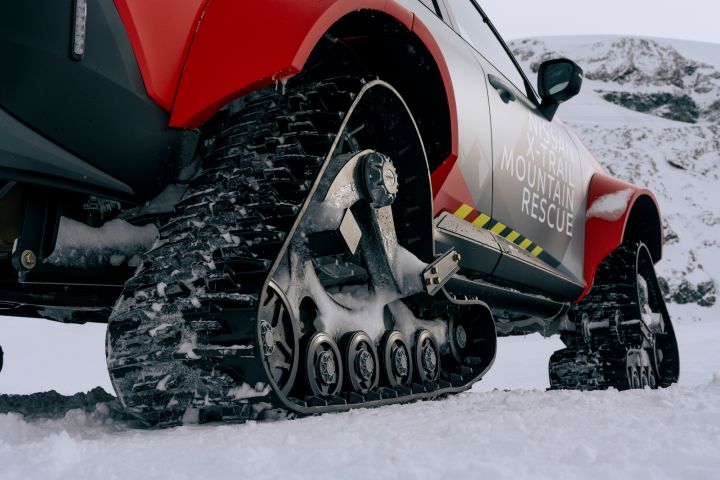 Focus on the snow tracks of Nissan X‑Trail Mountain Rescue