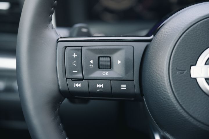 Multifunktionstasten auf dem Lenkrad im Innenraum des Nissan Qashqai