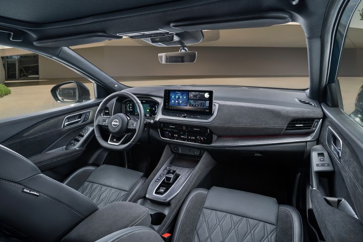 Blick auf Cockpit und Vordersitze im Innenraum des Nissan Qashqai e‑Power