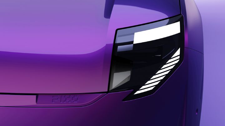 Fotorealistische Nahaufnahme der vorderen Ecke eines violetten Fahrzeugs, auf der ein schwarz-weißes Frontlicht zu sehen ist. Die geschwungene Karosserie, die dunklen Zierleisten, die reflektierenden Oberflächen und der dezent geprägte Schriftzug „Pixo“ unterstreichen das elegante Automobildesign.