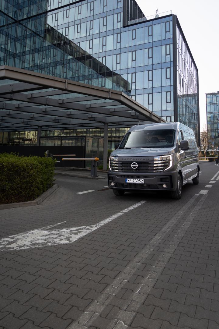 Ujęcie statyczne Nissan Interstar LCV w mieście