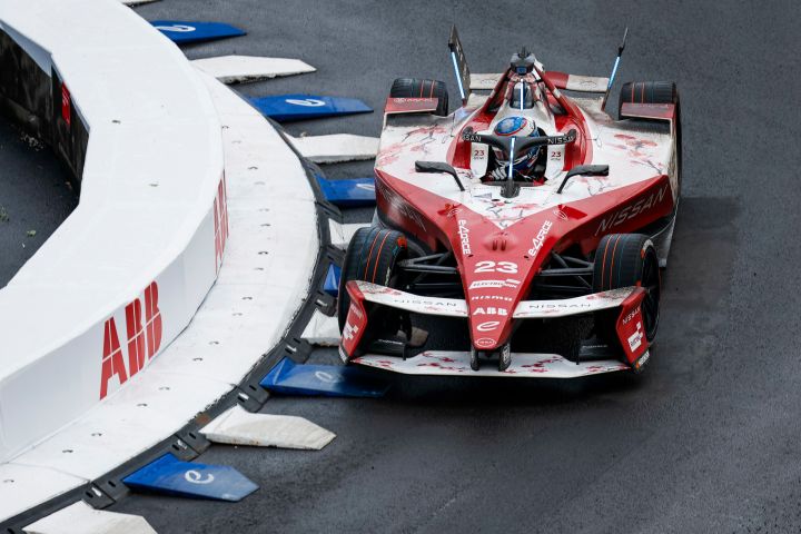 Carro de Fórmula E da Nissan número 23 danificado após bater em barreira com logotipo ABB, em pista molhada