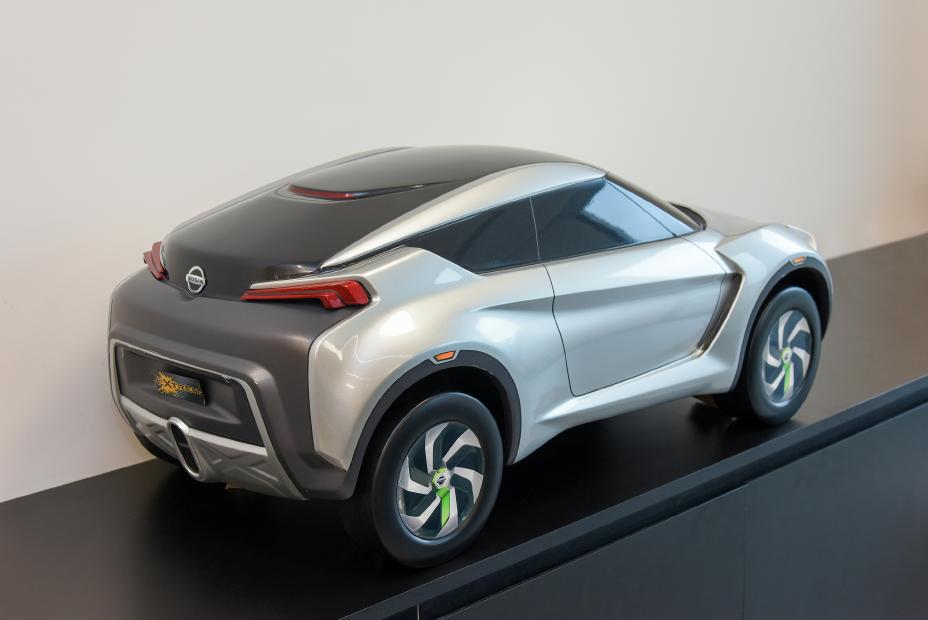 Maquete-conceito Extrem na cor prata com visão traseira e lateral