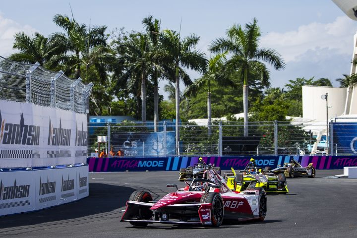 Norman Nato im Auto mit der Startnummer 23 während des E-Prix-Wochenendes in Sanya, hinter ihm mehrere Autos sowie das „Attack Mode“-Logo im Hintergrund.