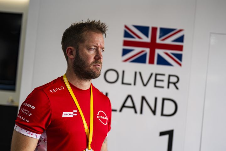 Sam Bird in der Nissan Formel E Teamgarage