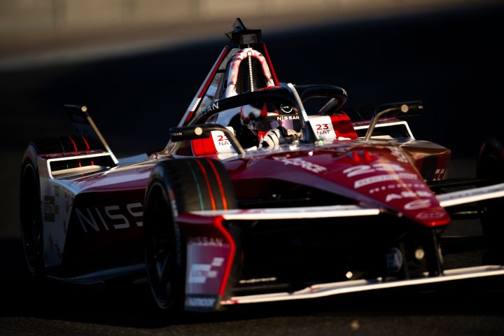 Nahaufnahme von Norman Nato, der während des Miami E-Prix-Wochenendes mit dem Nissan e‑4ORCE 05 mit der Startnummer 23 nach links in eine Kurve einbiegt.