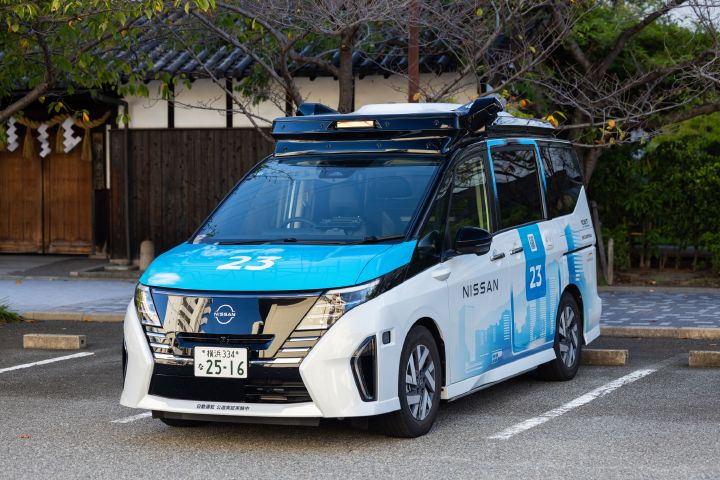 神戸・灘五郷エリアをテスト走行する、日産セレナを白と青でラッピングした自動運転テストカー